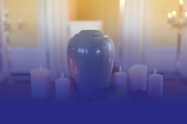 Une urne funéraire posée sur une table
