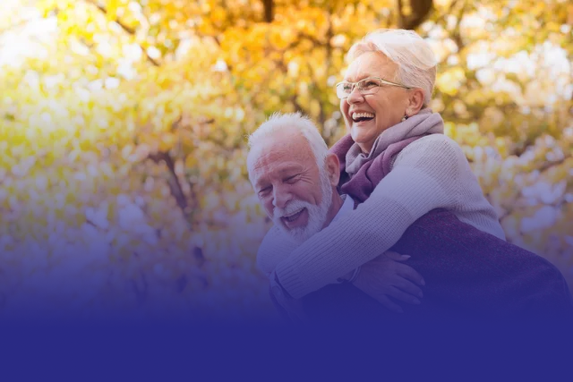 Deux personnes âgées heureuses dans un décor d'automne