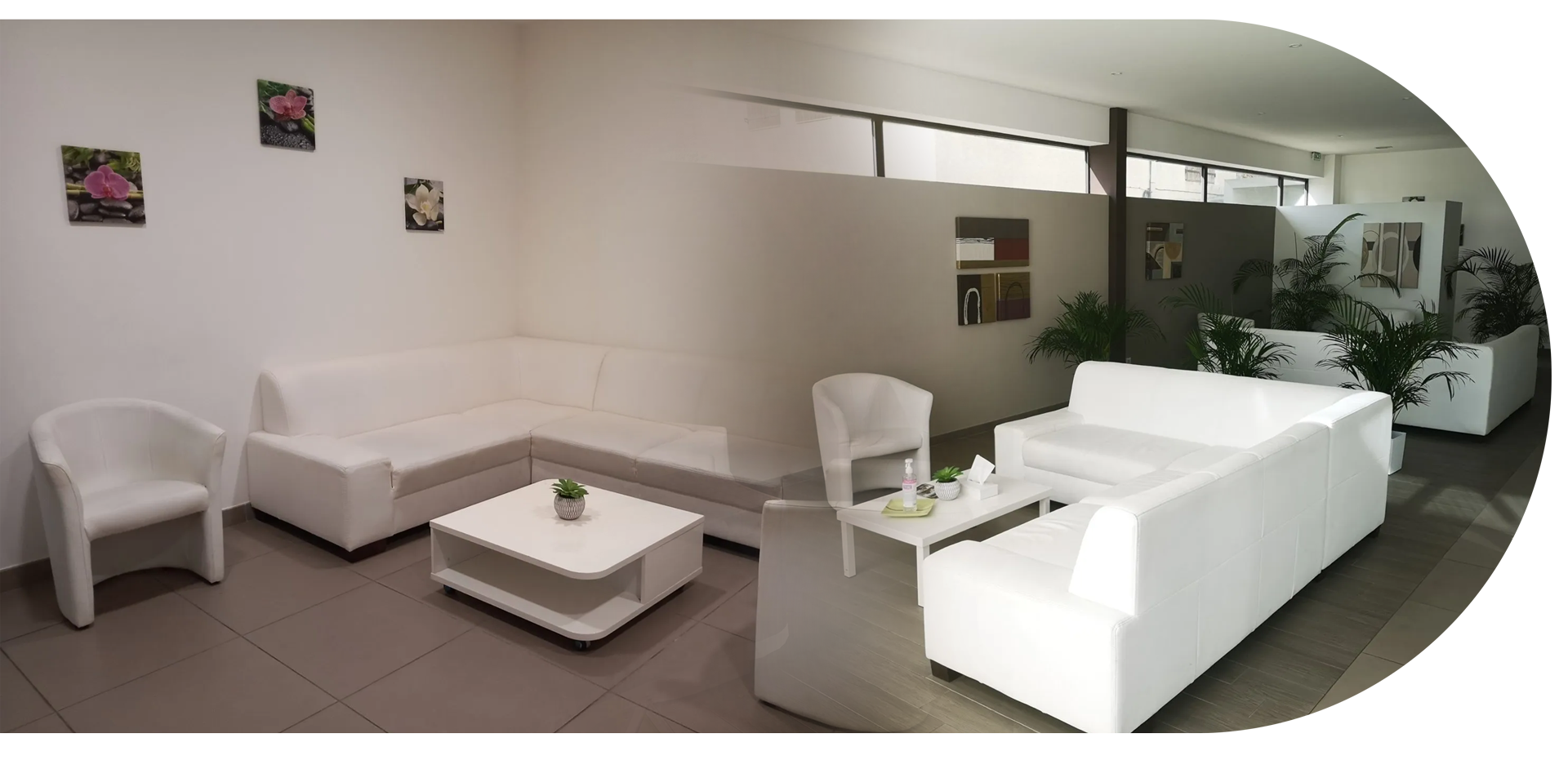 Montage de deux salons funéraires avec fauteuil et canapé