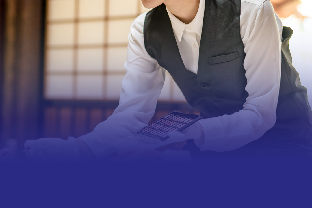 Urne avec des bougies alumées et une rose rouge