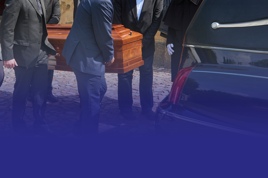 Des homme transportent un cercueil dans une voiture