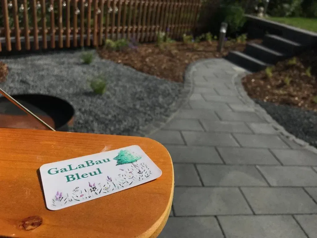 Ein Holztisch mit einer Karte darauf, auf der steht Galabau Bleul