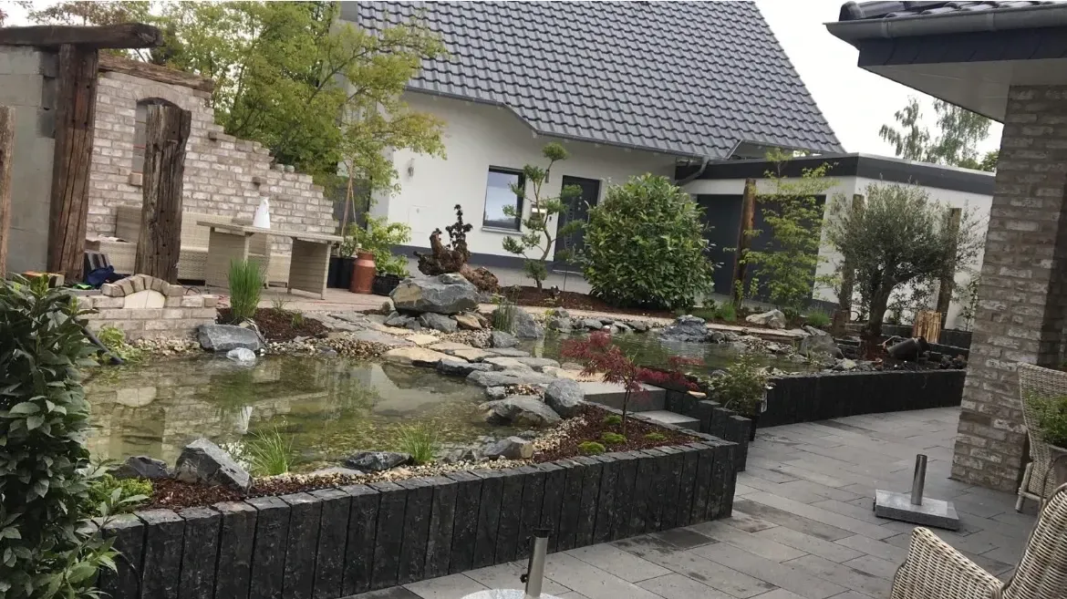Ein Haus mit einem Teich davor