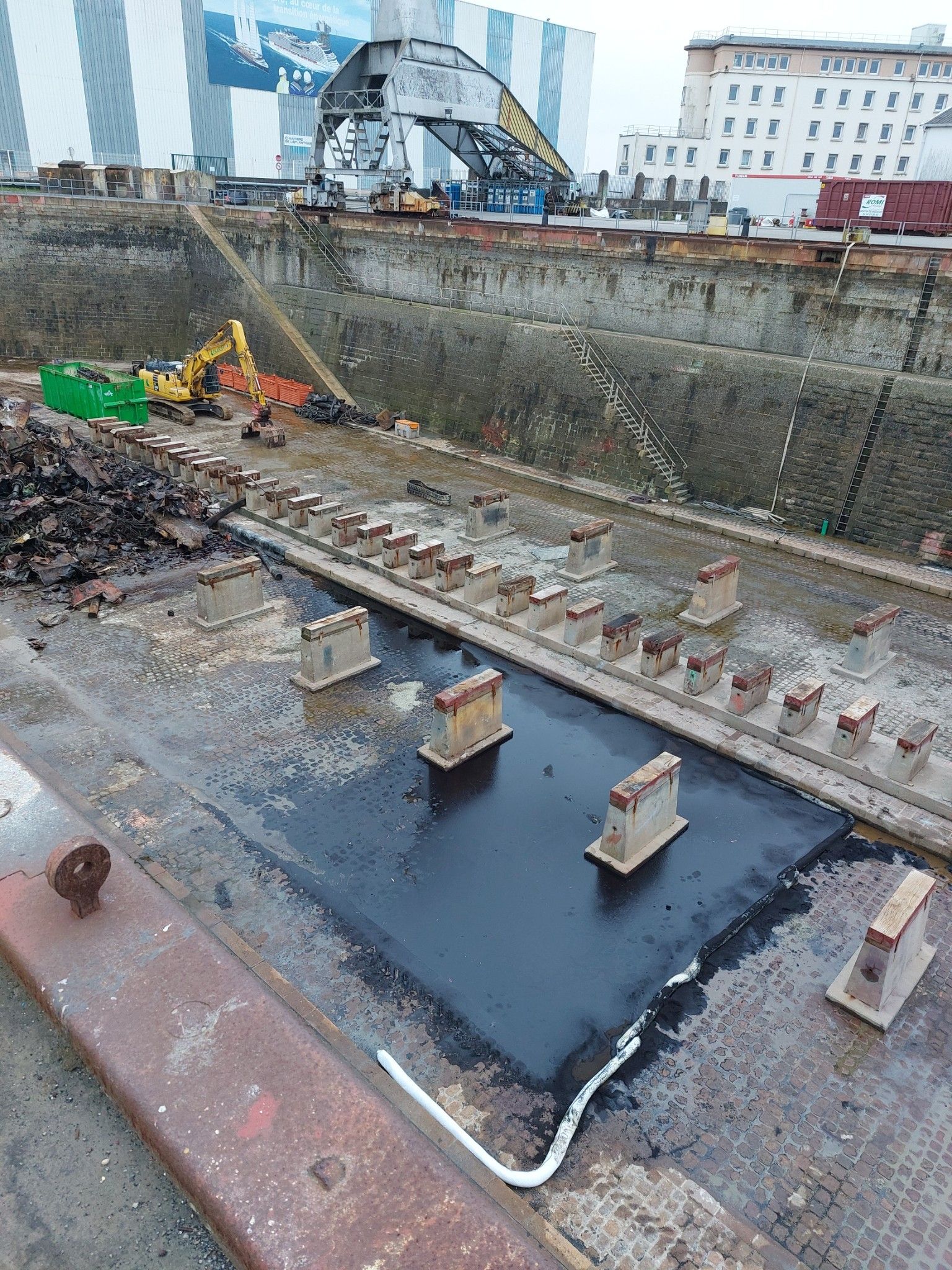 Avant nettoyage à la forme de radoub à Saint-Nazaire