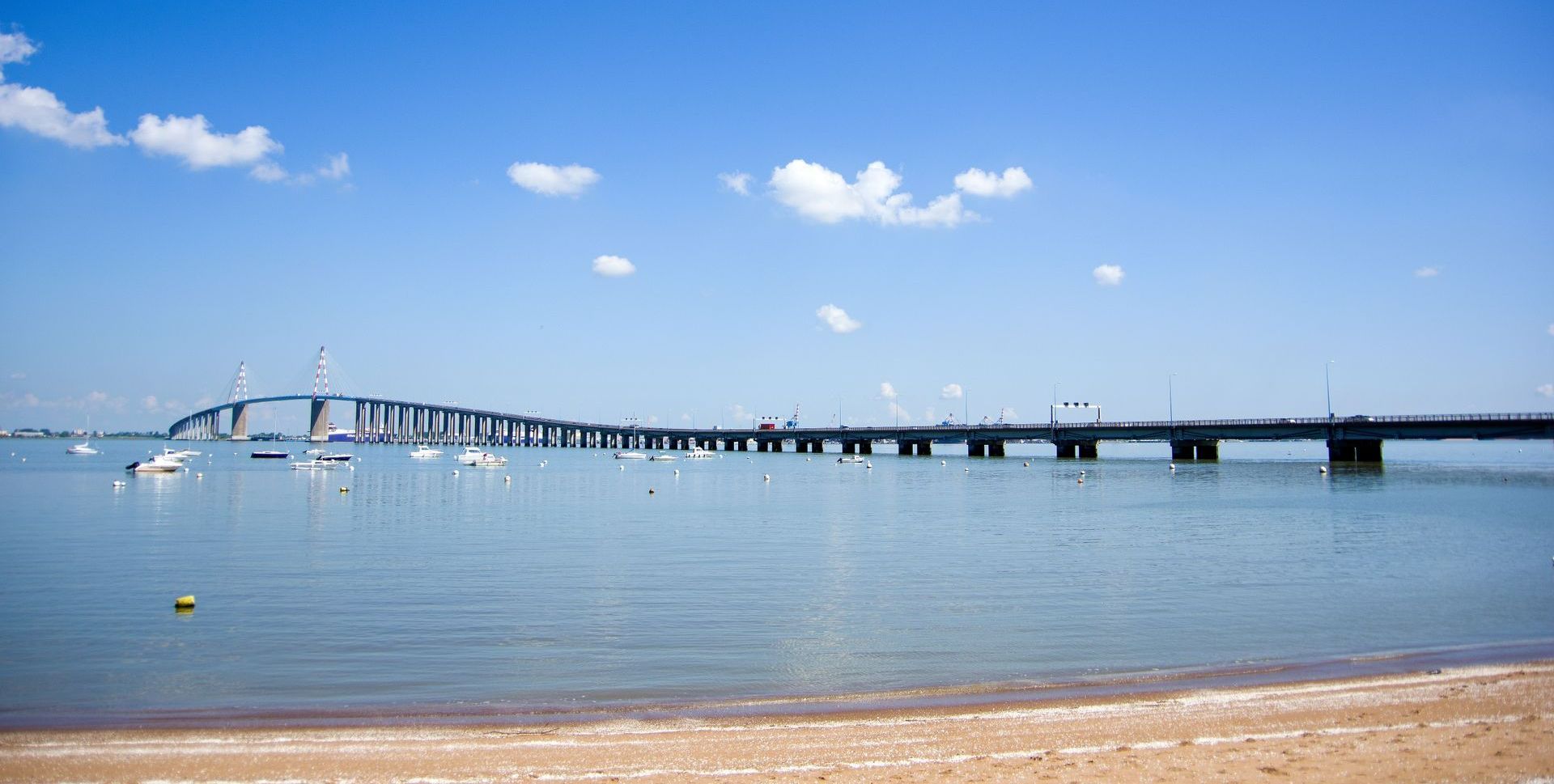 Pont de Saint-Nazaire vu depuis la plage