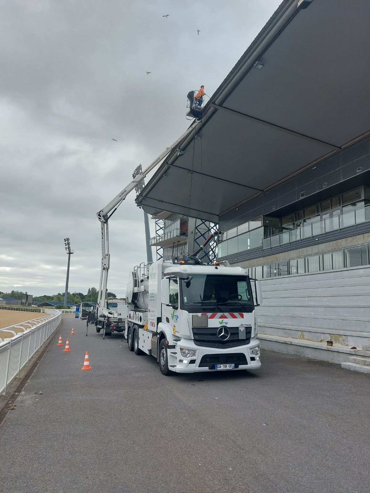 Intervention à accès difficile sur toiture de la tribune de Pornichet