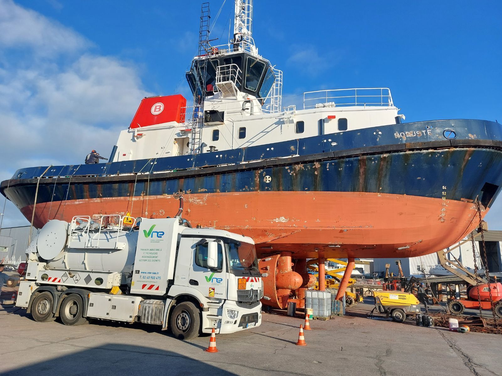 Nettoyage d'un navire à sec