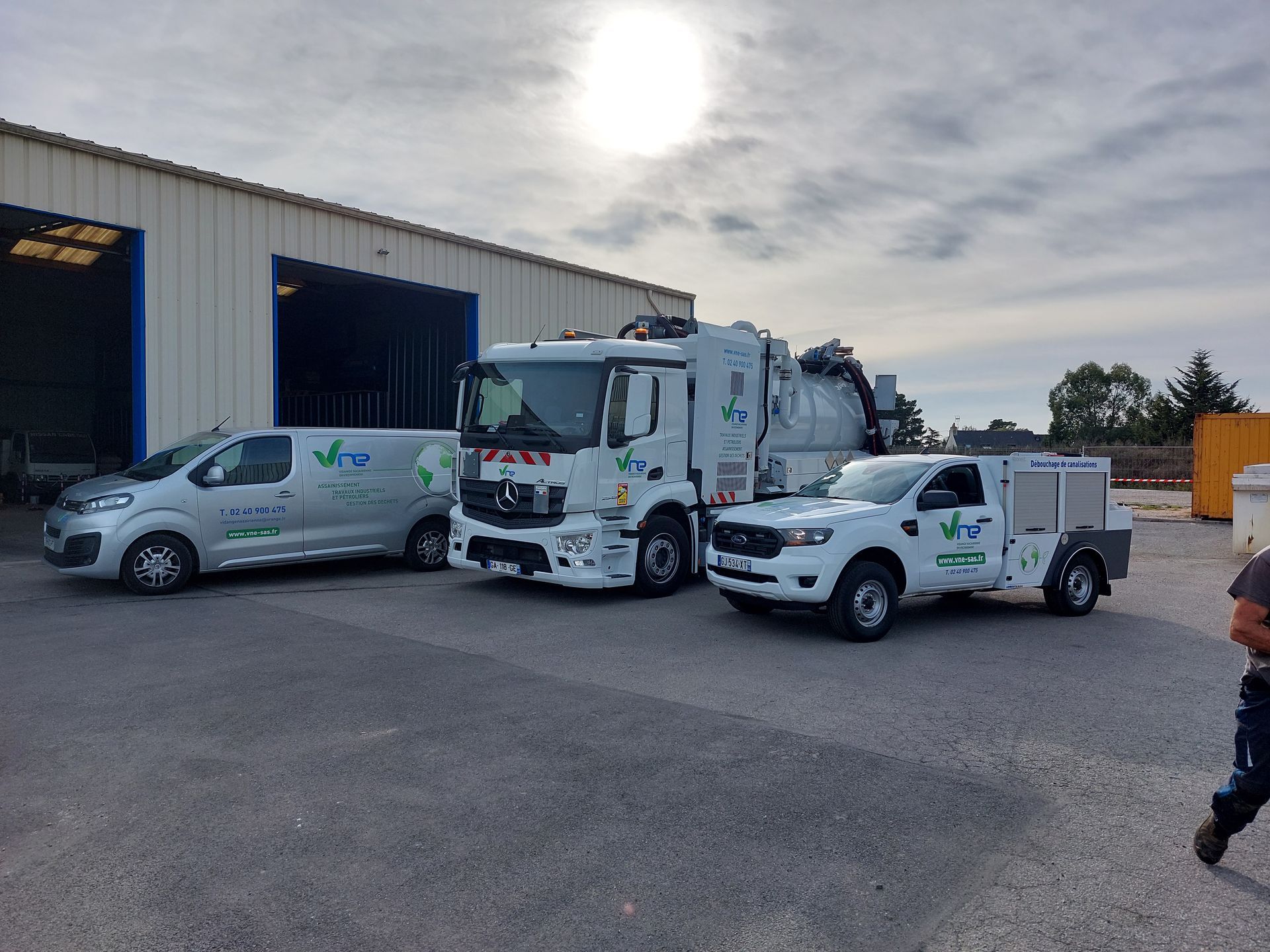 Parc de trois véhicules hydrocureurs de l'entreprise