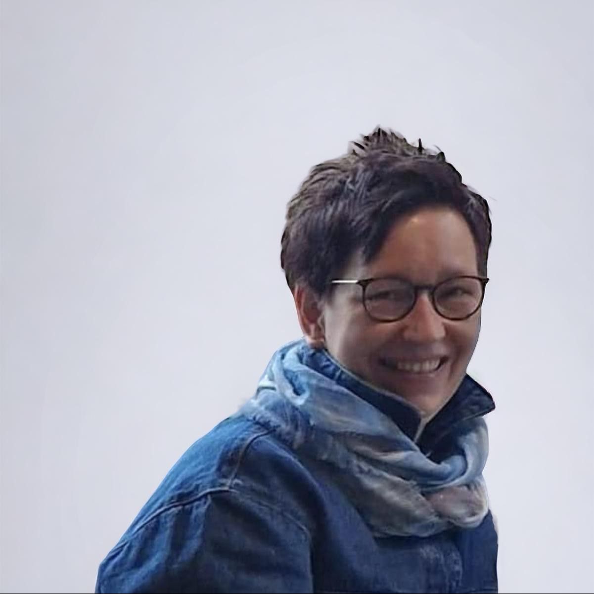 Eine Frau mit Brille lächelt