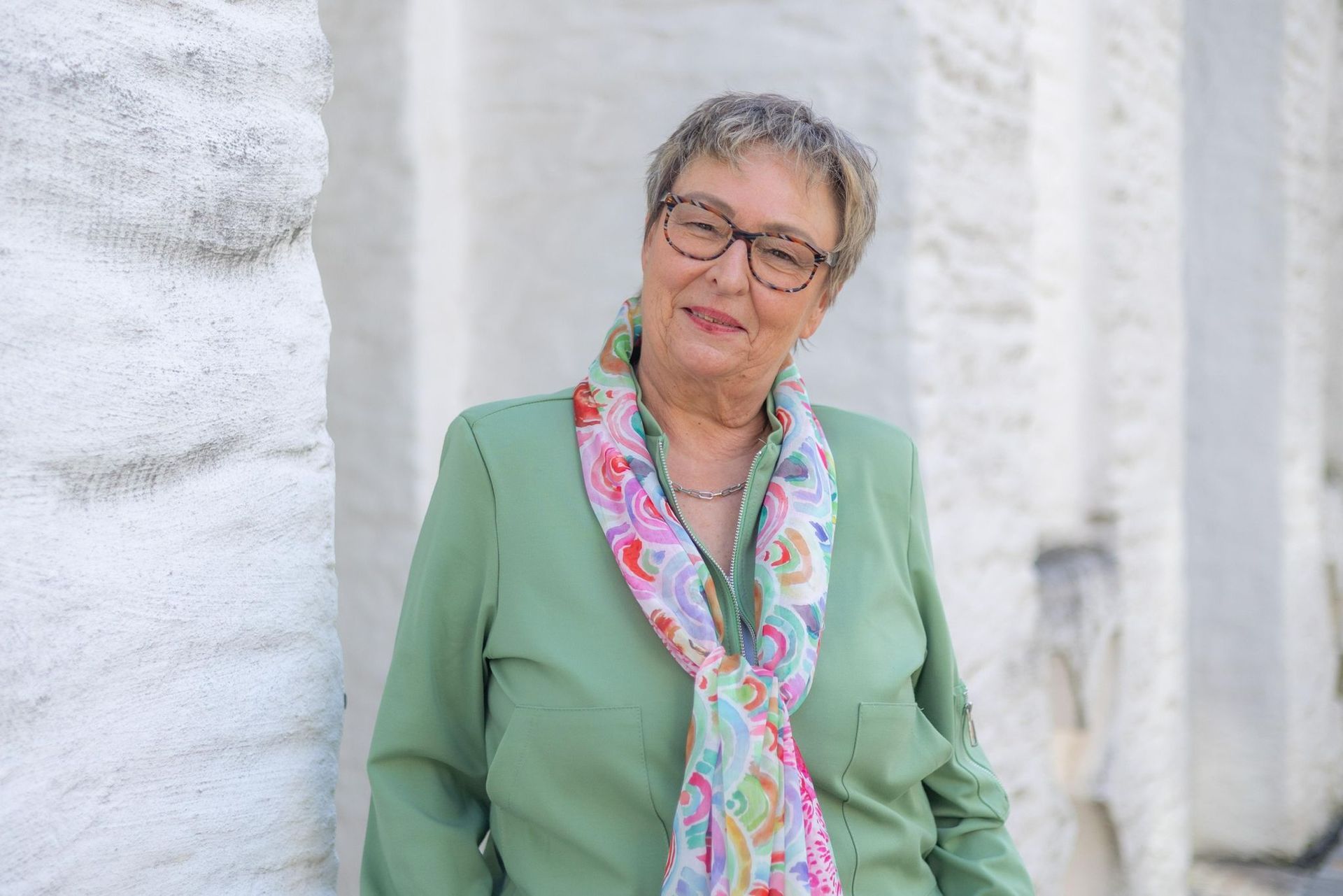 Es fehlt ein Bild einer Person auf gelbem Hintergrund.