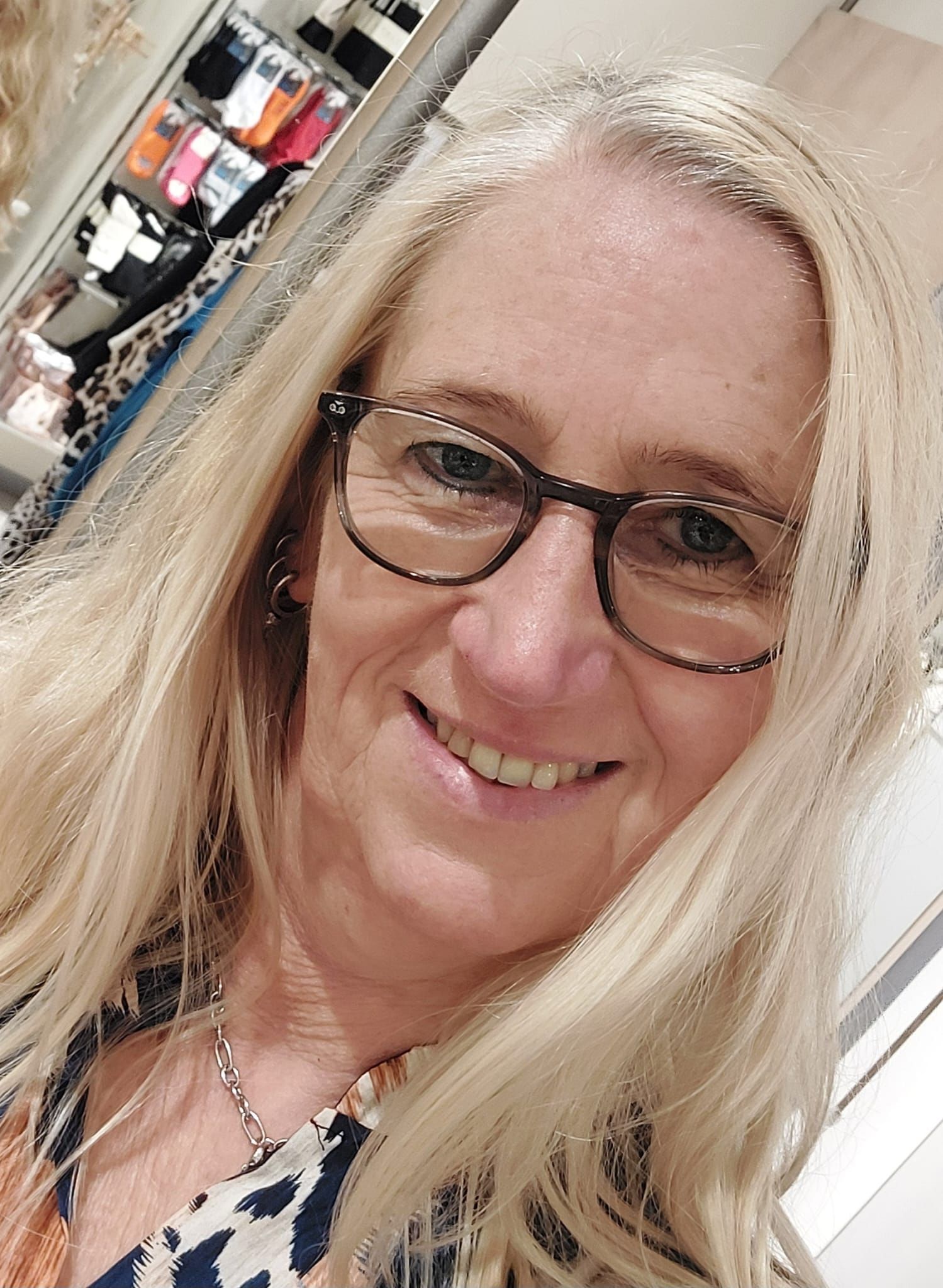 Es fehlt ein Bild einer Person auf gelbem Hintergrund.