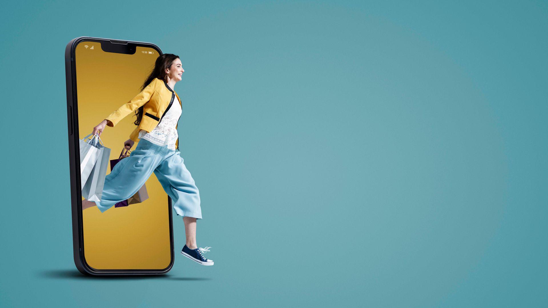 Eine Frau springt mit Einkaufstüten in der Hand aus einem Mobiltelefon.