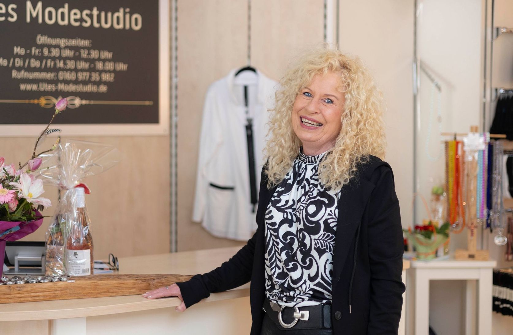 Eine Frau steht vor einer Ladentheke.