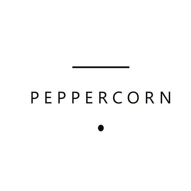 Ein schwarzweißes Logo für Pfefferkörner auf weißem Hintergrund.