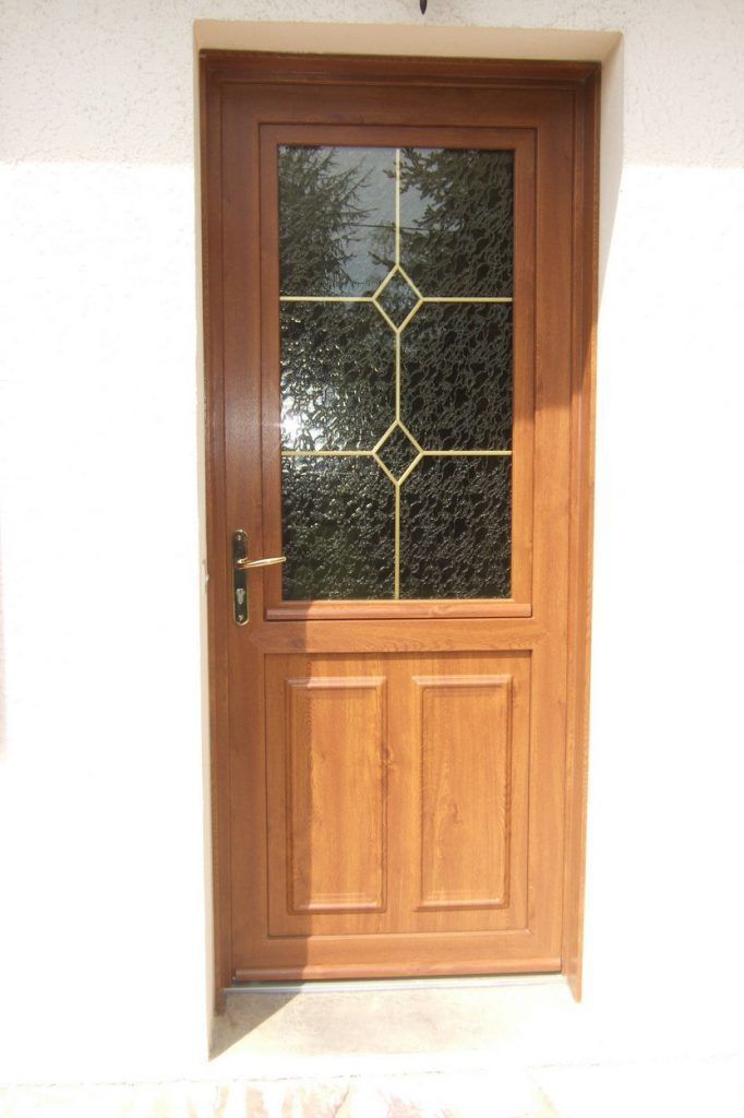 Une porte d'entrée en bois marron 02.