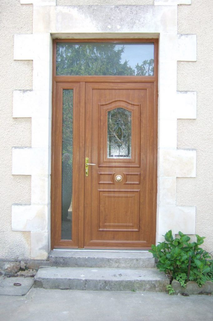 Une porte d'entrée en bois marron 01.