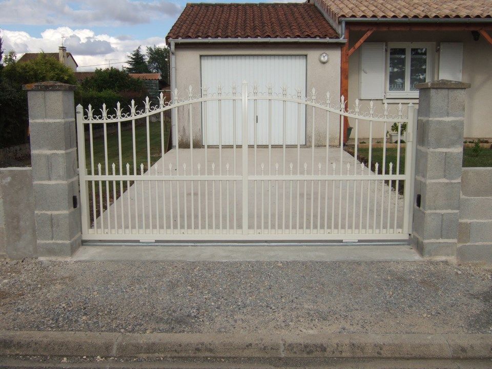 Un portail en aluminium blanc.