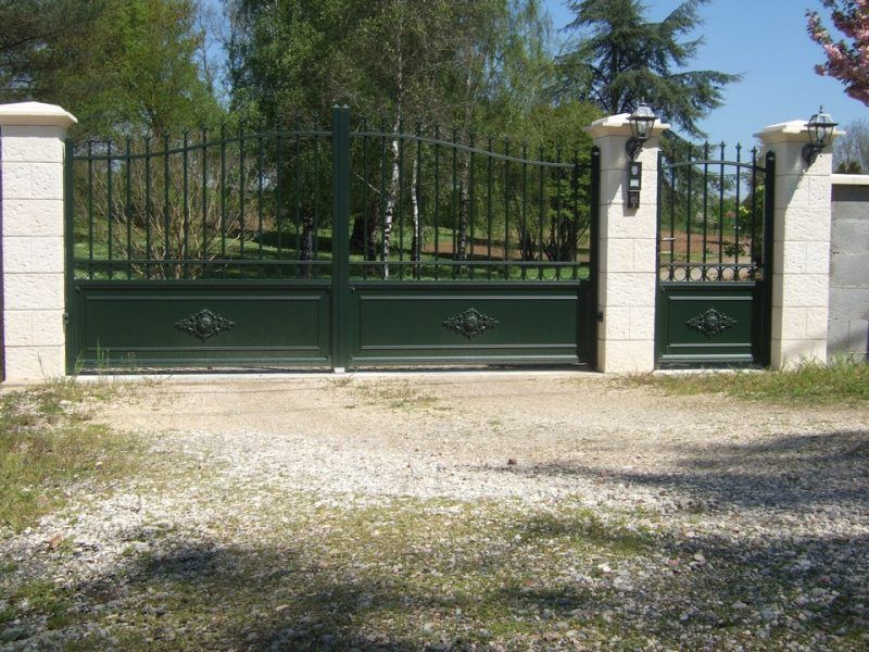 Un portail et portillon en aluminium vert.