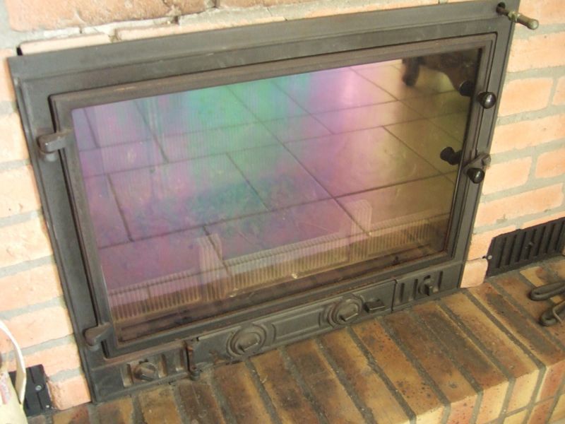 Une vitre d'un foyer de cheminée.