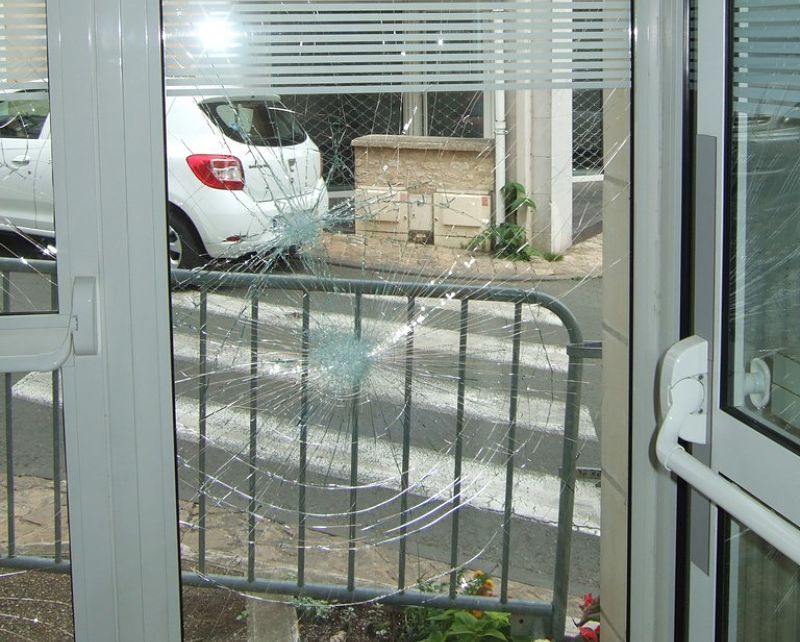 Un impact sur une vitre.