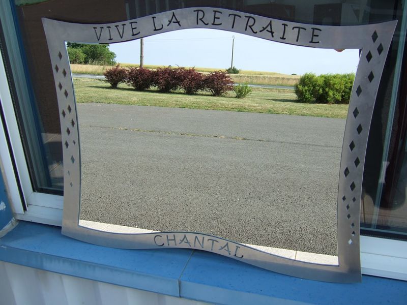 Un grand mirroir posé au sol.