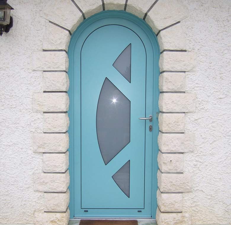 Une porte d'entrée bleu ciel.