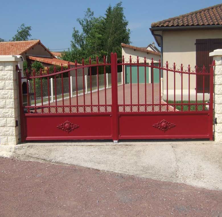 Un portail en aluminium rouge.
