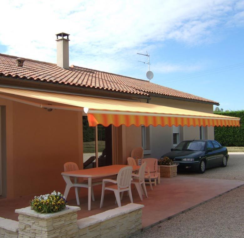 Store à bande orange et jaune.