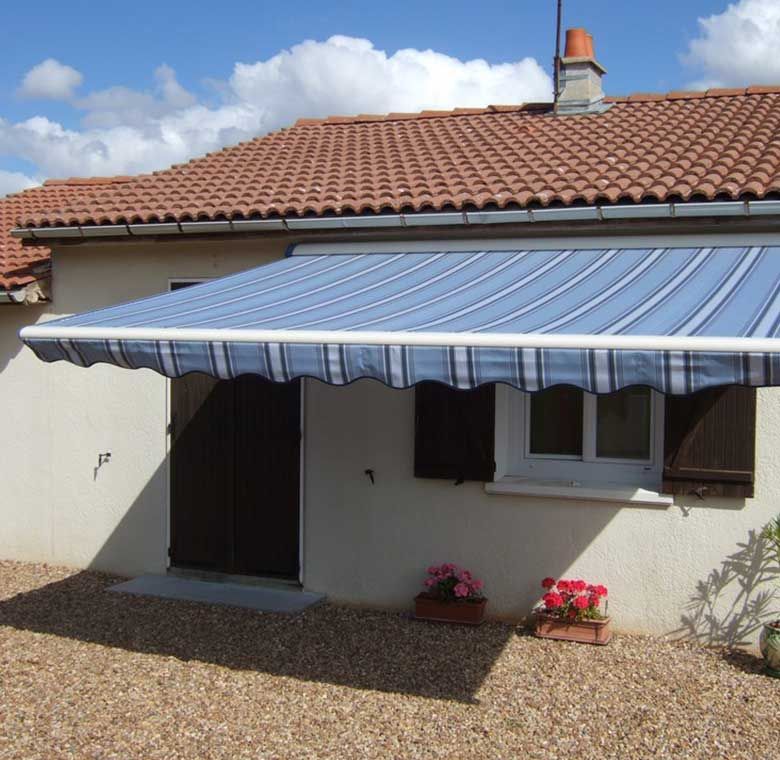 Un store ouvert bleu.