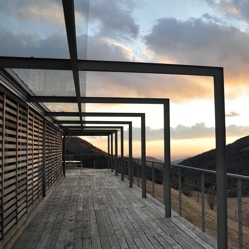 Une pergola en aluminium.