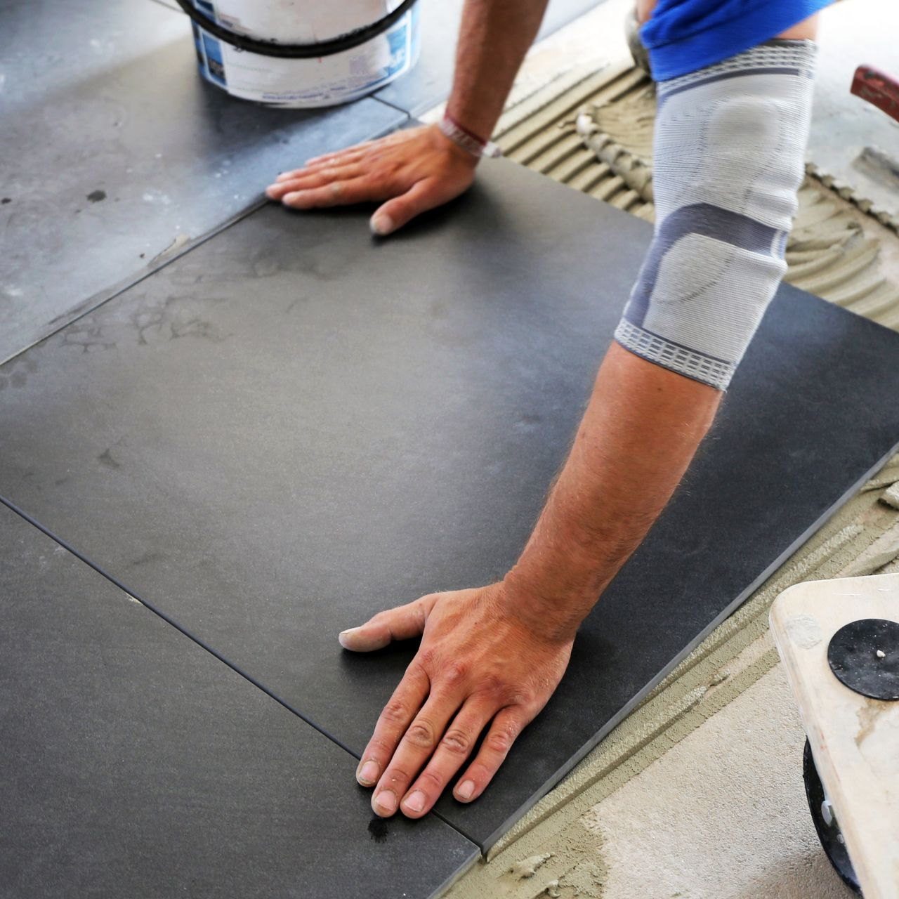 Un homme qui pose du carrelage