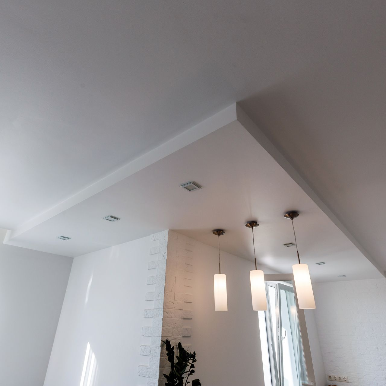 Faux plafond avec des spots à LED