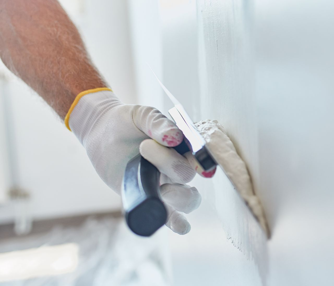 Application de plâtre sur un mur