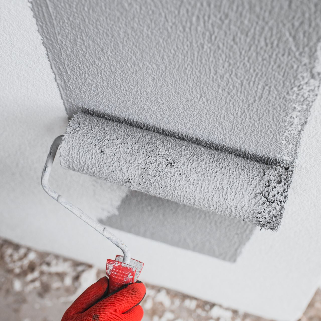 Un homme qui peint un mur