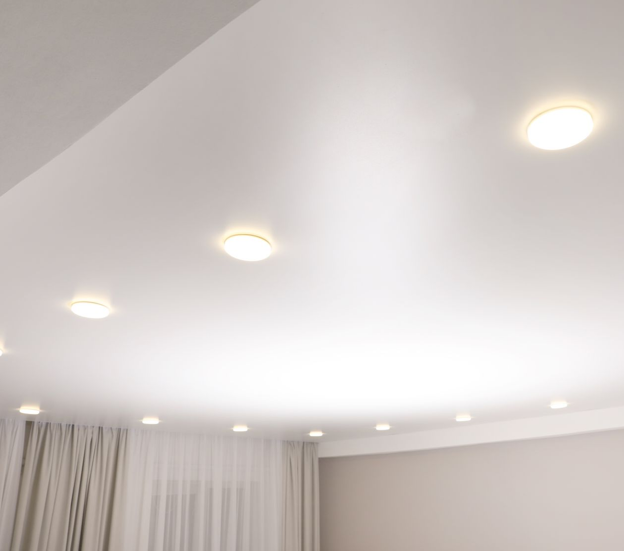 Plafond blanc avec spots encastrés