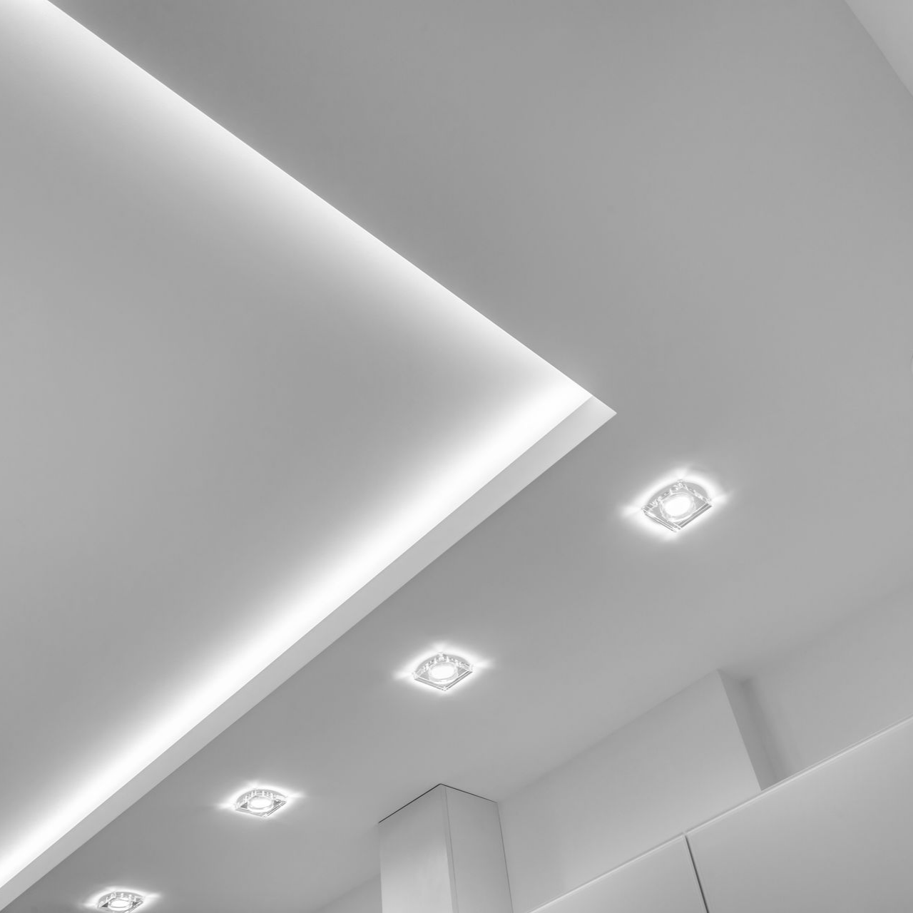 Un faux plafond avec des LED
