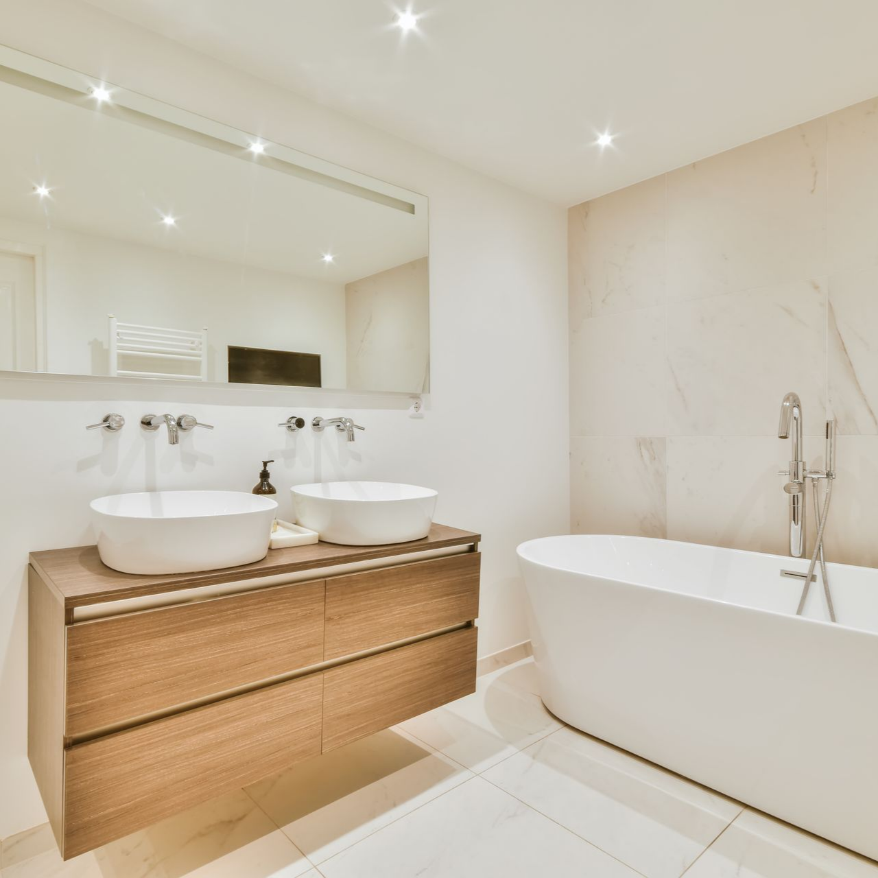 Salle de bains avec baignoire