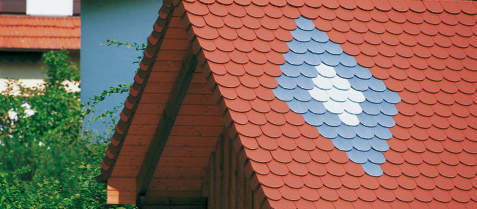 Detailliertes Dach mit grau-weißer Raute – Arbeiten der Frank Sperling Dachdecker GmbH