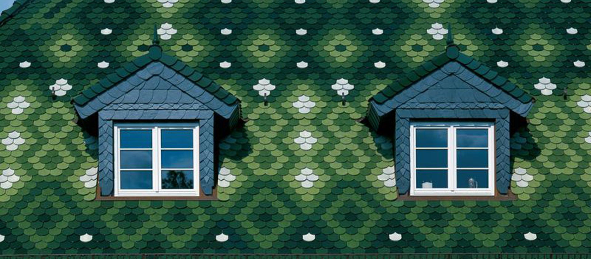 Detailliertes Dach mit grünem Schindel-Muster – Arbeiten der Frank Sperling Dachdecker GmbH