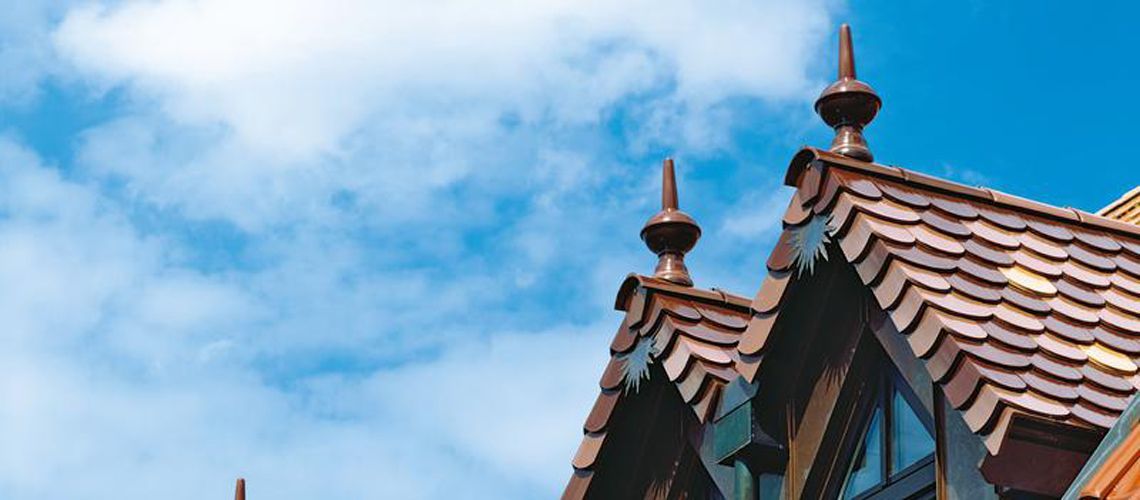 Detailliertes Dach mit farbigen Mustern – Arbeiten der Frank Sperling Dachdecker GmbH