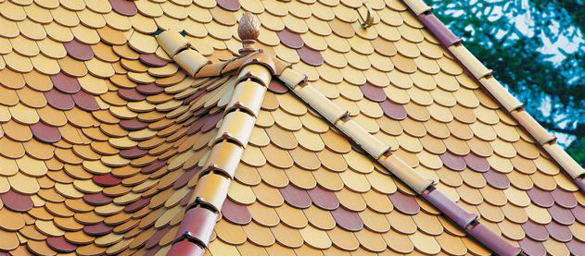 Detailliertes Dach mit Schindeln in Gelb und Orange – Arbeiten der Frank Sperling Dachdecker GmbH