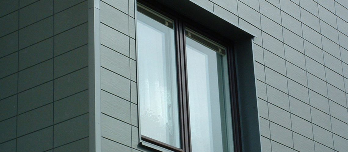 Fassade eines Gebäudes mit Paneelen – Arbeiten der Frank Sperling Dachdecker GmbH