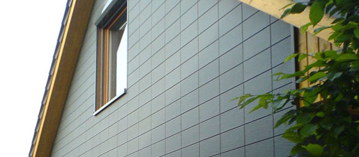 Fassade eines Gebäudes mit Paneelen – Arbeiten der Frank Sperling Dachdecker GmbH