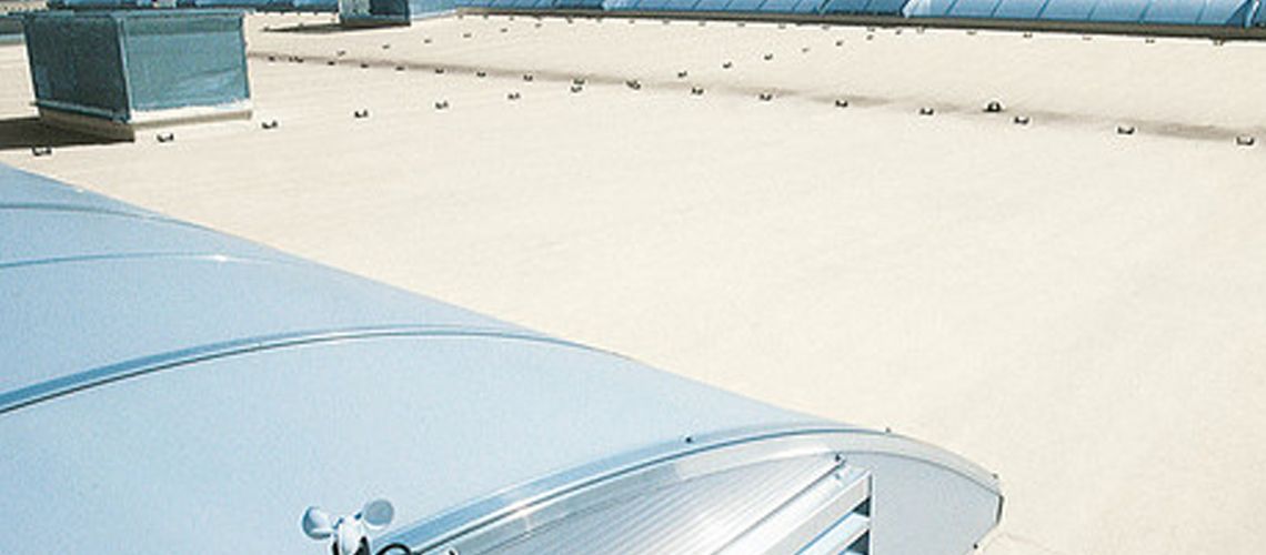 Flachdach eines Gebäudes – Arbeiten der Frank Sperling Dachdecker GmbH