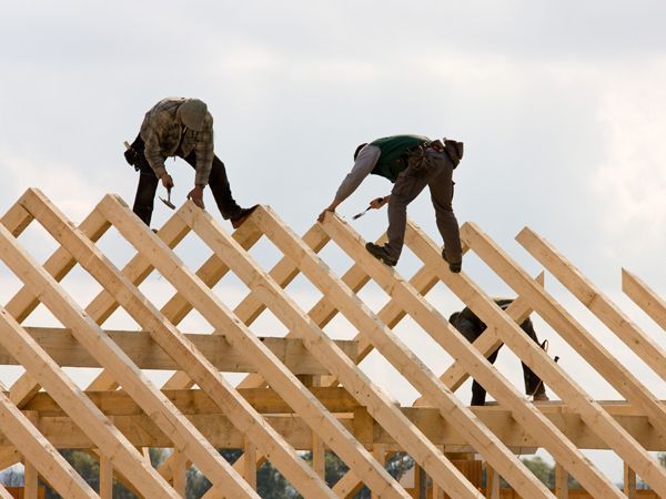 Holzkonstruktion eines Dachs mit zwei Dachdeckern – Arbeiten der Frank Sperling Dachdecker GmbH