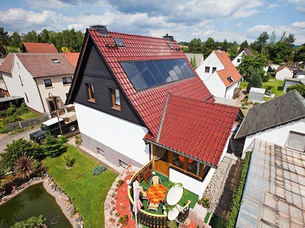 Haus mit Steildach und Solaranlagen – Arbeiten der Frank Sperling Dachdecker GmbH