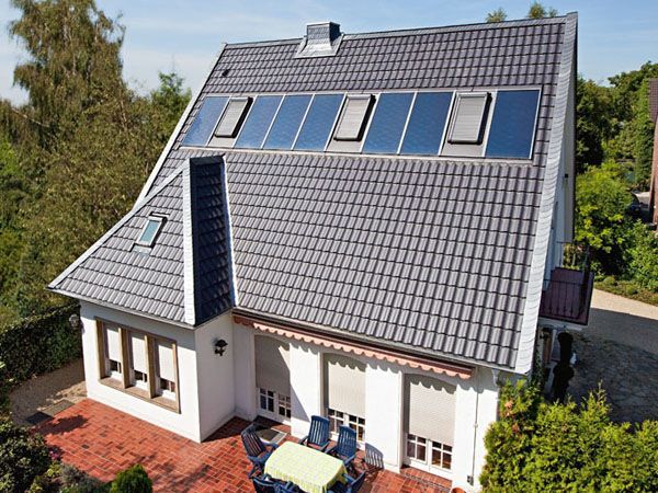 Haus mit Steildach und Solaranlagen – Arbeiten der Frank Sperling Dachdecker GmbH