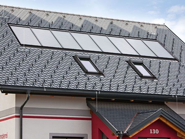 Haus mit Steildach und Solaranlagen – Arbeiten der Frank Sperling Dachdecker GmbH
