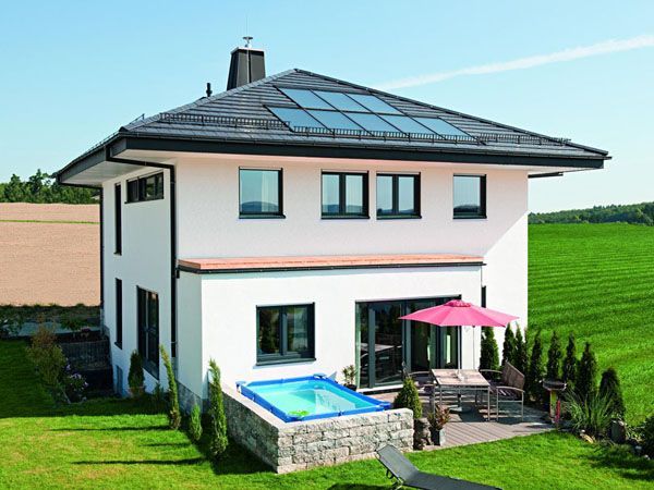 Haus mit Steildach und Solaranlagen – Arbeiten der Frank Sperling Dachdecker GmbH