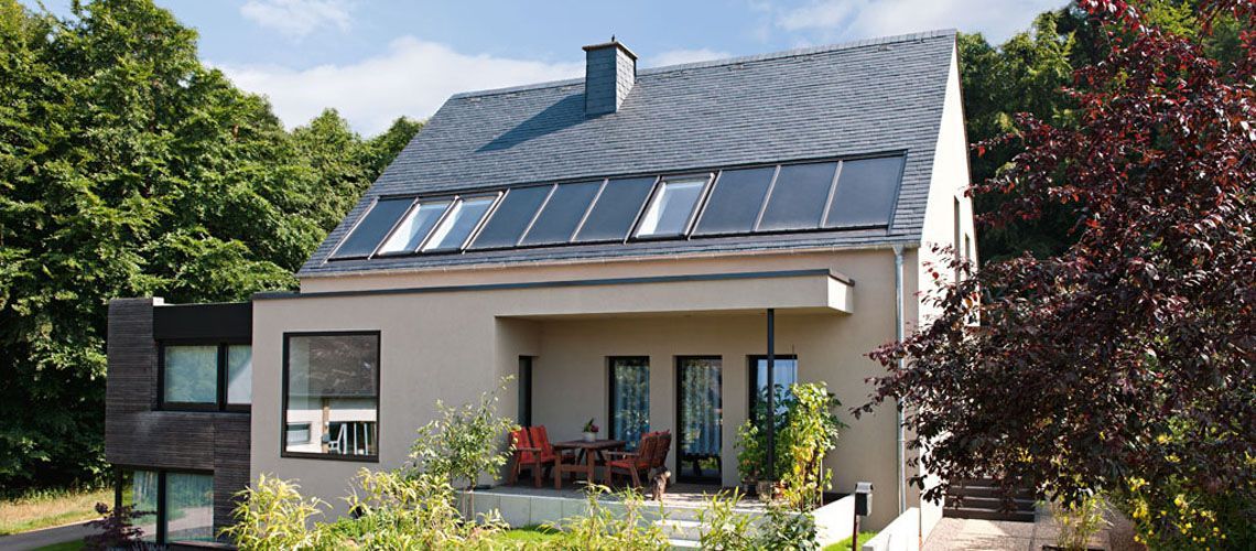 Haus mit Steildach und Solaranlagen – Arbeiten der Frank Sperling Dachdecker GmbH